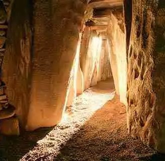 Solstizio d’Inverno significato spirituale – raggio di luce a Newgrange